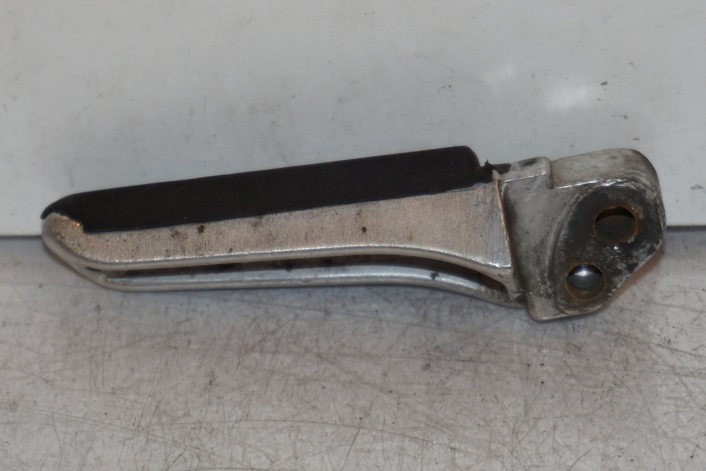 Baksidan på Fotpinne från en Suzuki GSX 1300 R -2000 motorcykel.