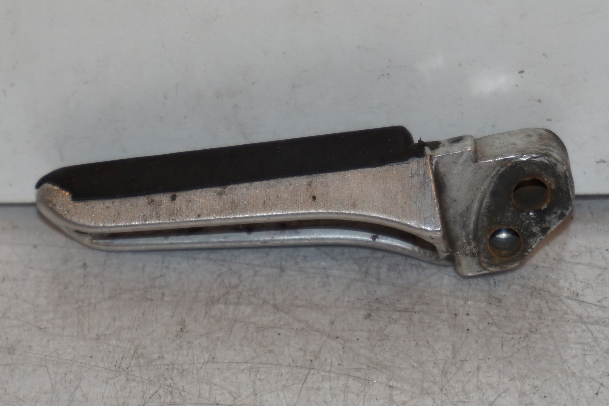 Baksidan på Fotpinne från en Suzuki GSX 1300 R -2000 motorcykel.