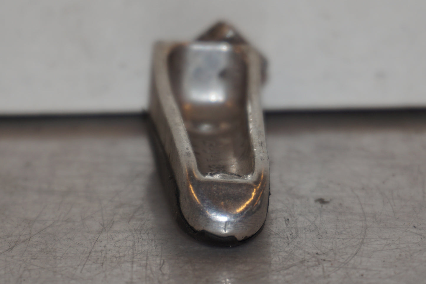 Vänster sida på Fotpinne från en Suzuki GSX 1300 R -2000 motorcykel.