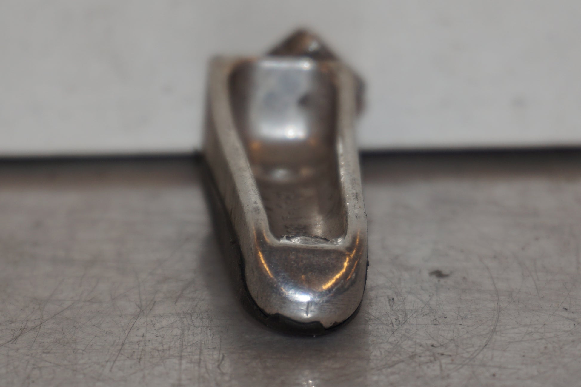 Vänster sida på Fotpinne från en Suzuki GSX 1300 R -2000 motorcykel.