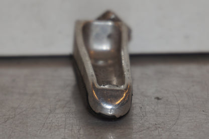 Vänster sida på Fotpinne från en Suzuki GSX 1300 R -2000 motorcykel.