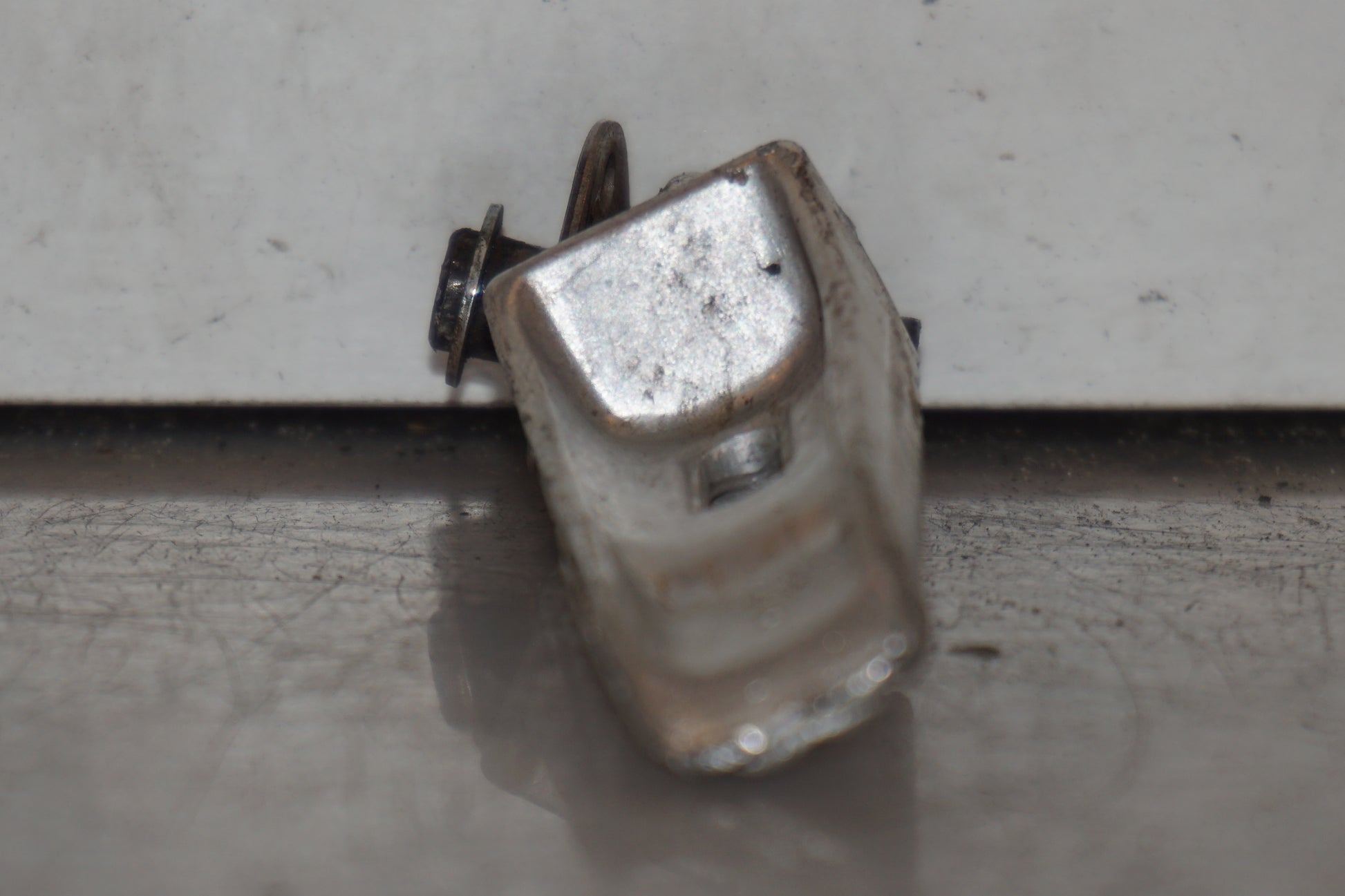 Vänster sida på Fotpinne från en Suzuki GSX 1300 BK -2008 motorcykel.