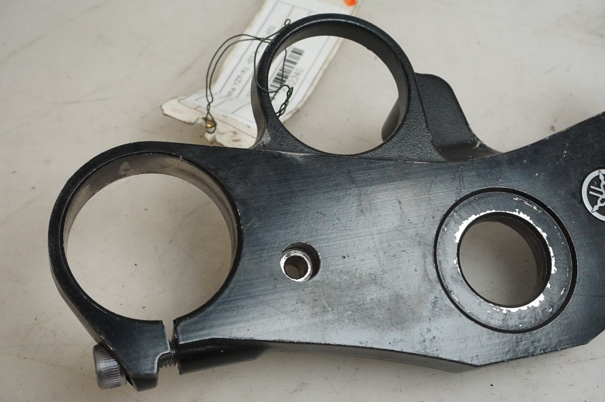 Baksidan på Gaffelkrona från en Yamaha YZF 1000 R1 -2007 motorcykel.