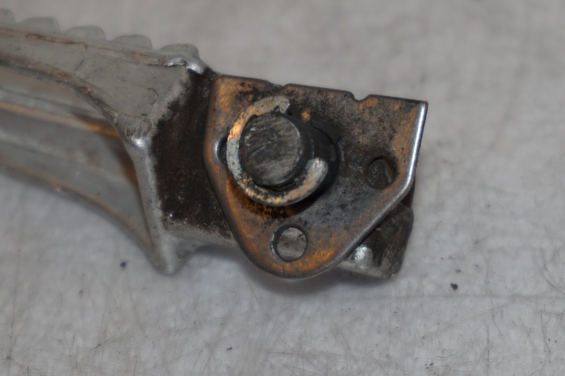 Snett nerifrån på Fotpinne från en Suzuki GSX 1300 BK -2008 motorcykel.