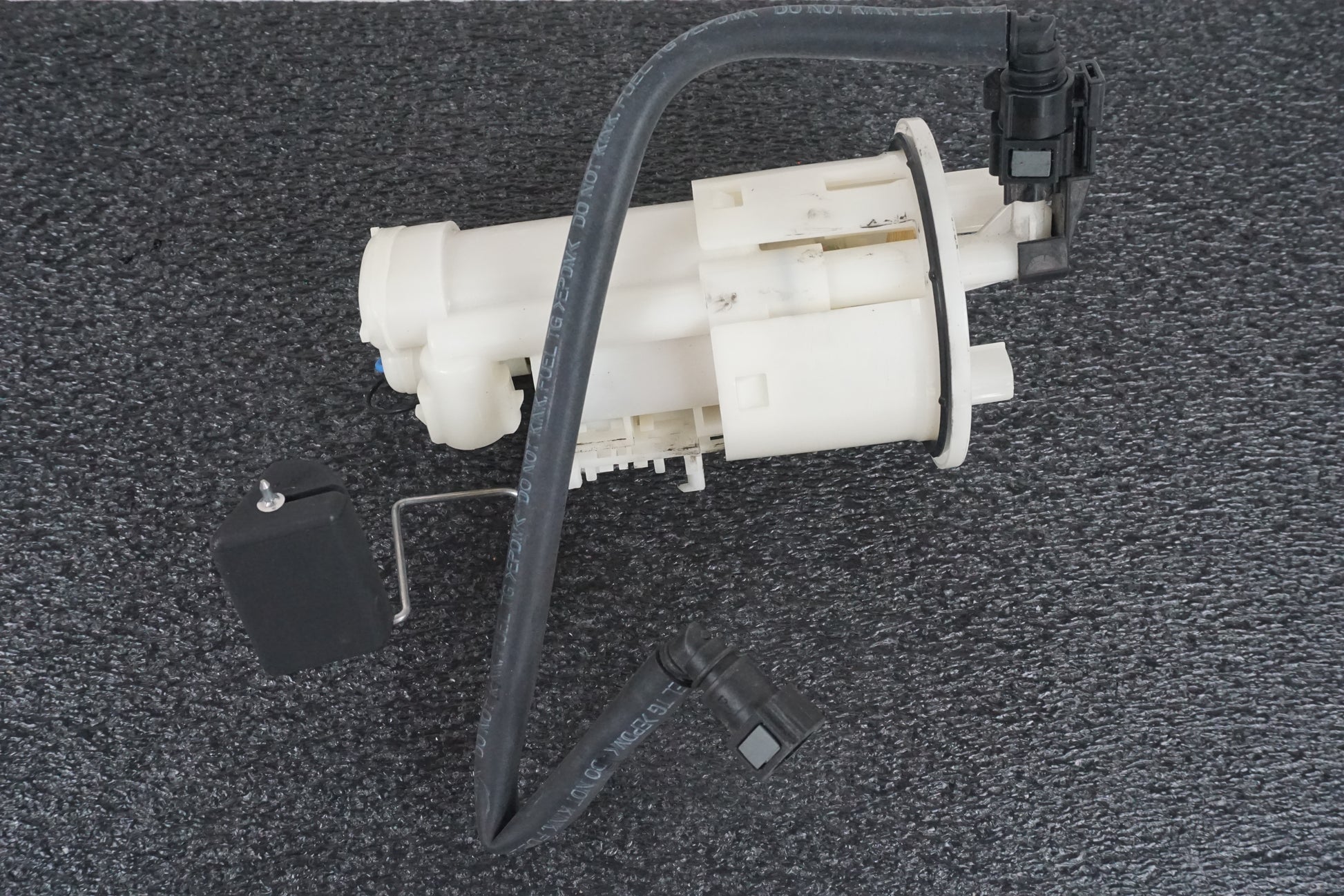 Snett nerifrån på Bensinpump insprut från en Yamaha FJR 1300 -2002 motorcykel.