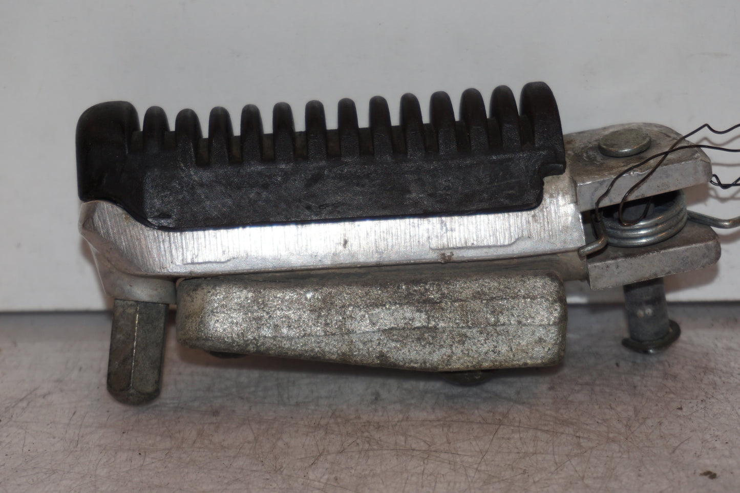 Baksidan på Fotpinne från en Suzuki GSX 1300 R -1999 motorcykel.