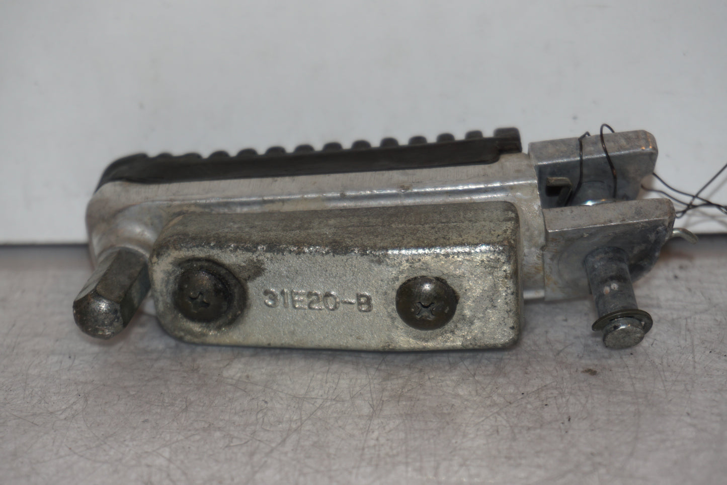 Höger sida på Fotpinne från en Suzuki GSX 1300 R -1999 motorcykel.