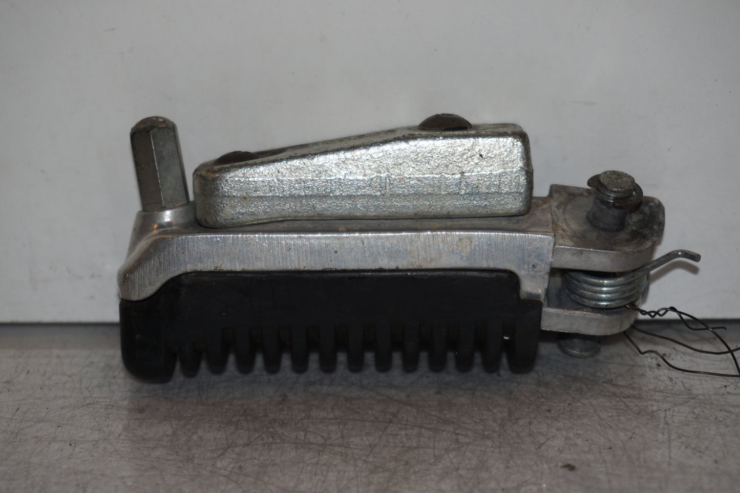 Vänster sida på Fotpinne från en Suzuki GSX 1300 R -1999 motorcykel.