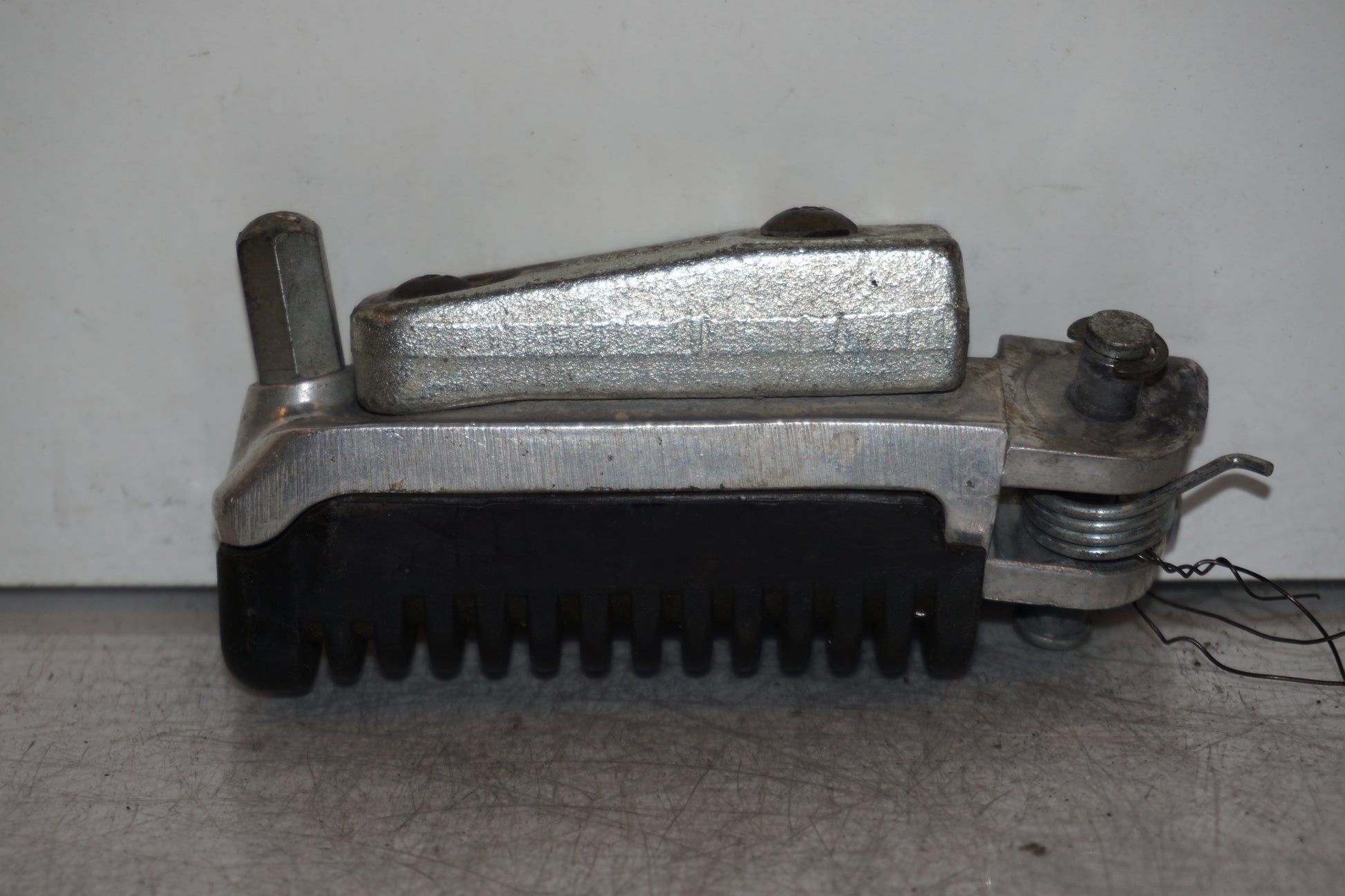 Vänster sida på Fotpinne från en Suzuki GSX 1300 R -1999 motorcykel.