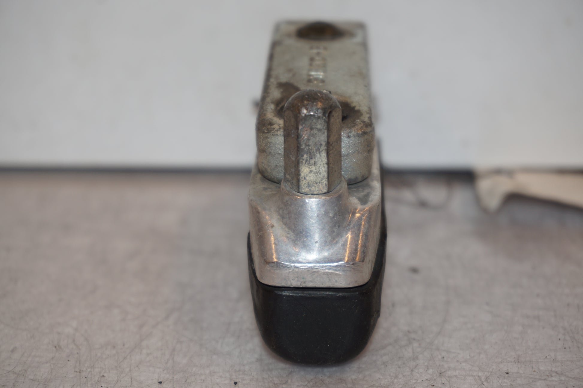 Snett uppifrån på Fotpinne från en Suzuki GSX 1300 R -1999 motorcykel.