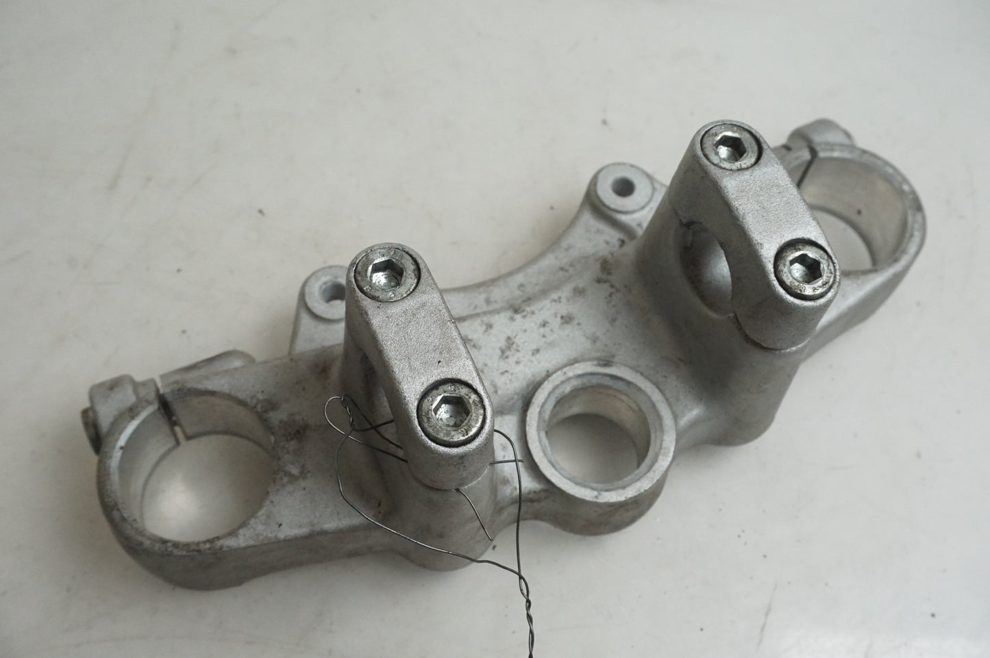 Framsidan på Gaffelkrona från en Yamaha XT 125 R -2005 motorcykel.