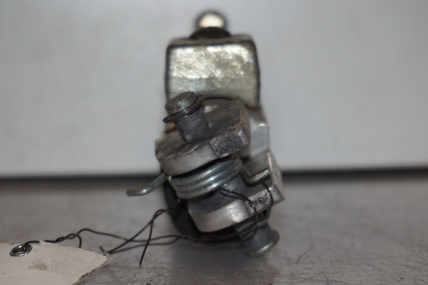 Snett nerifrån på Fotpinne från en Suzuki GSX 1300 R -1999 motorcykel.