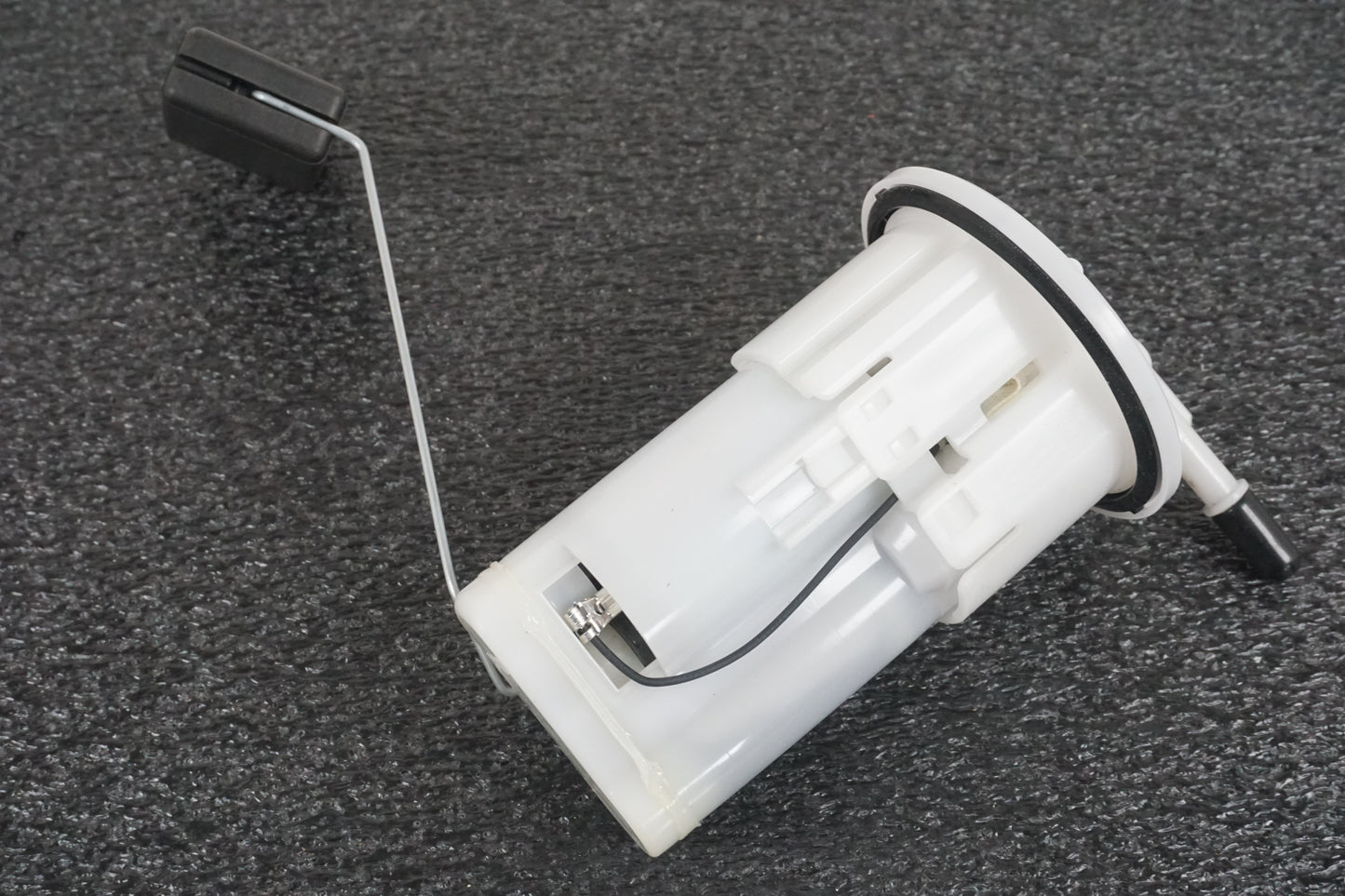 Höger sida på Bensinpump insprut från en Yamaha MT-07 Tracer -2016 motorcykel.