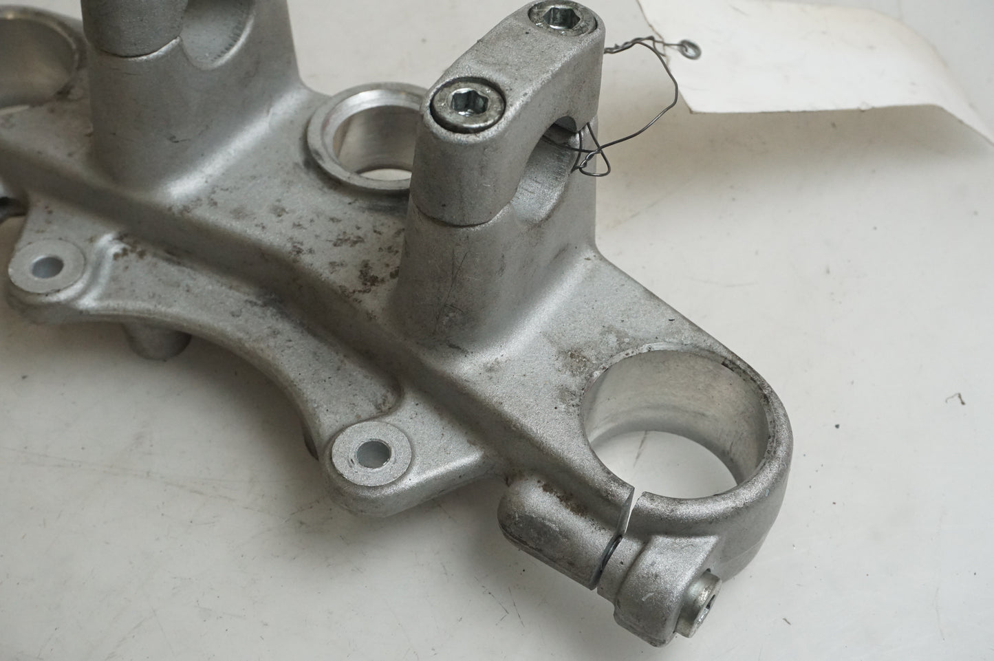 Baksidan på Gaffelkrona från en Yamaha XT 125 R -2005 motorcykel.