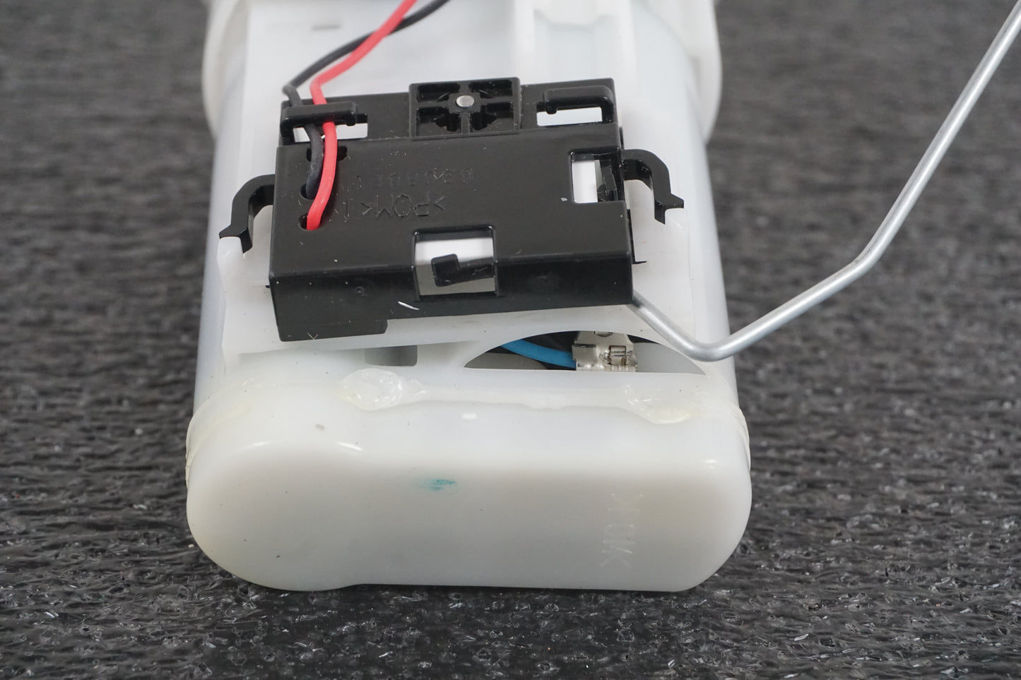 Vänster sida på Bensinpump insprut från en Yamaha MT-07 Tracer -2016 motorcykel.