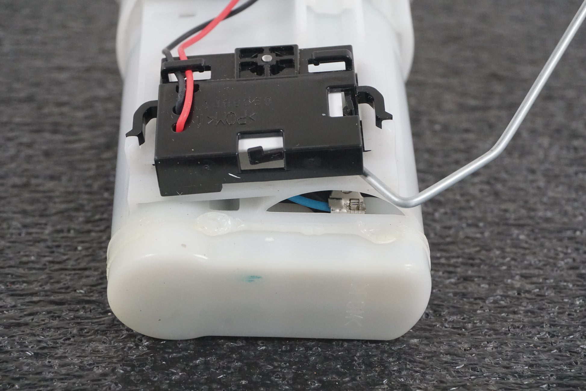 Vänster sida på Bensinpump insprut från en Yamaha MT-07 Tracer -2016 motorcykel.