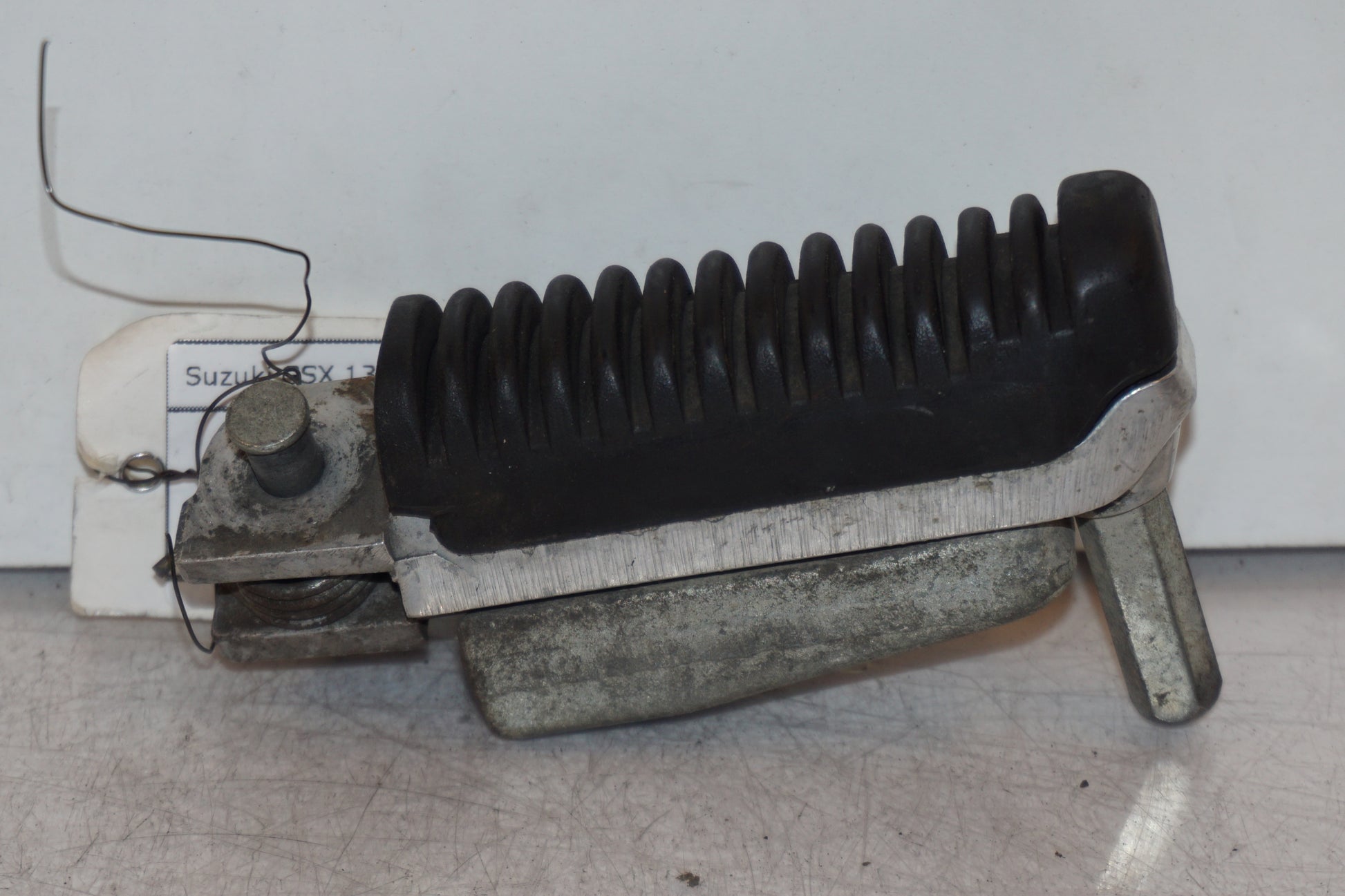 Framsidan på Fotpinne från en Suzuki GSX 1300 R -1999 motorcykel.