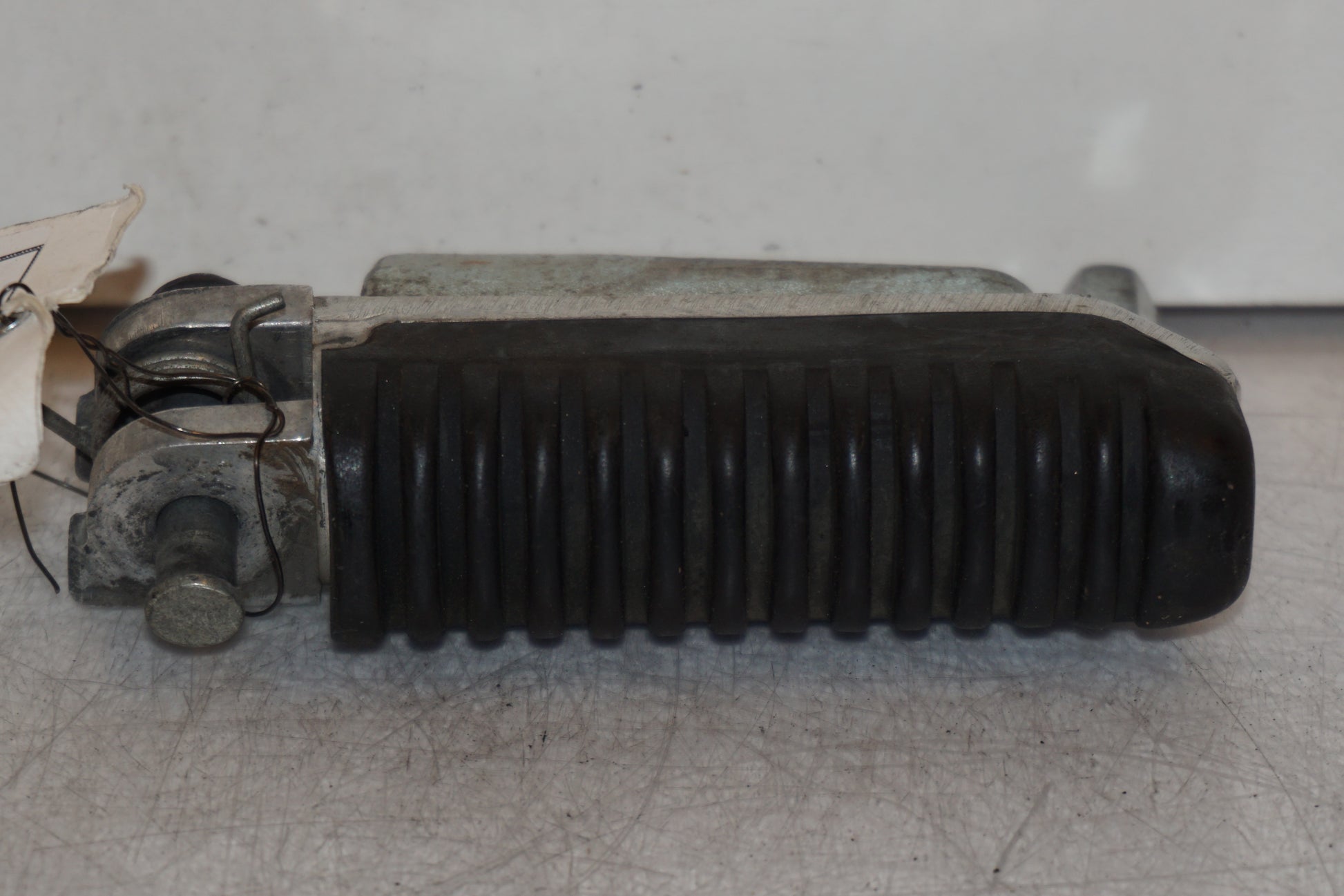 Vänster sida på Fotpinne från en Suzuki GSX 1300 R -1999 motorcykel.