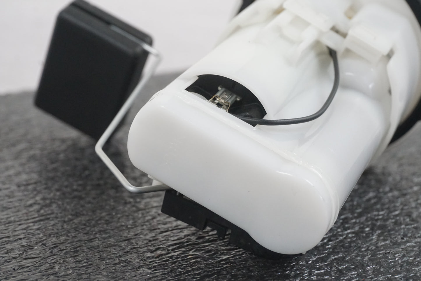 Vänster sida på Bensinpump insprut från en Yamaha MT-07 -2014 motorcykel.