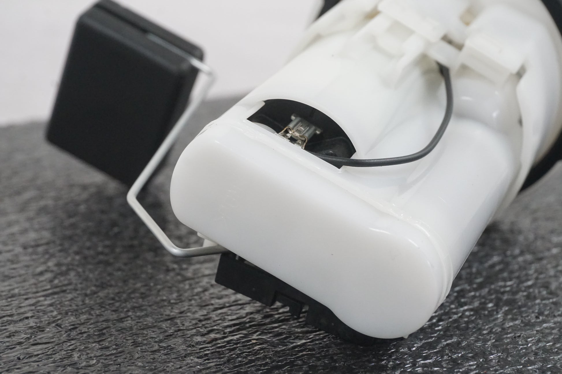 Vänster sida på Bensinpump insprut från en Yamaha MT-07 -2014 motorcykel.