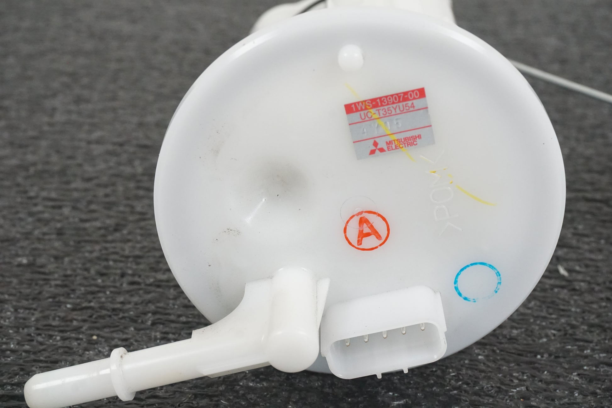 Snett uppifrån på Bensinpump insprut från en Yamaha MT-07 -2014 motorcykel.