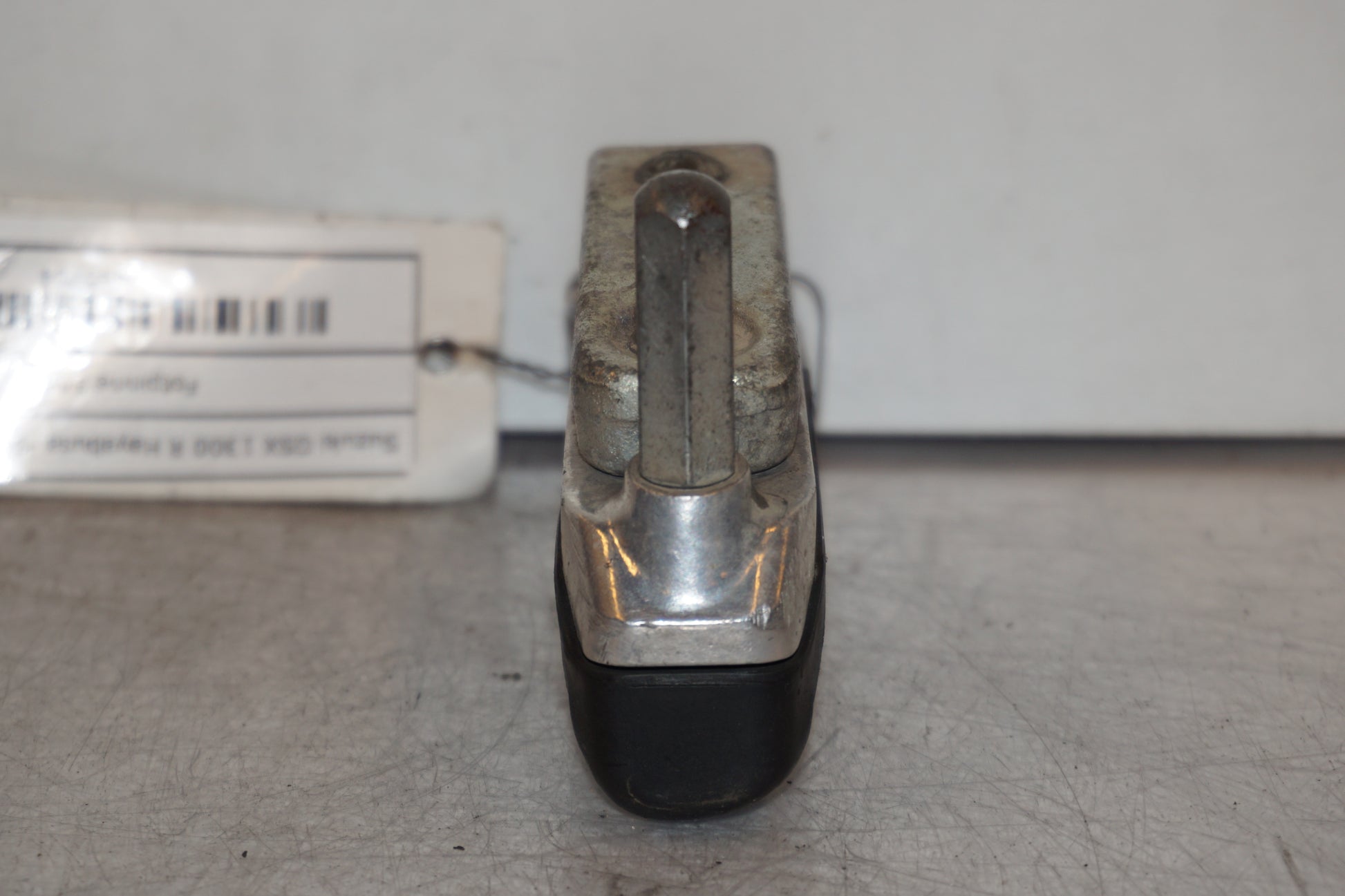 Snett nerifrån på Fotpinne från en Suzuki GSX 1300 R -1999 motorcykel.