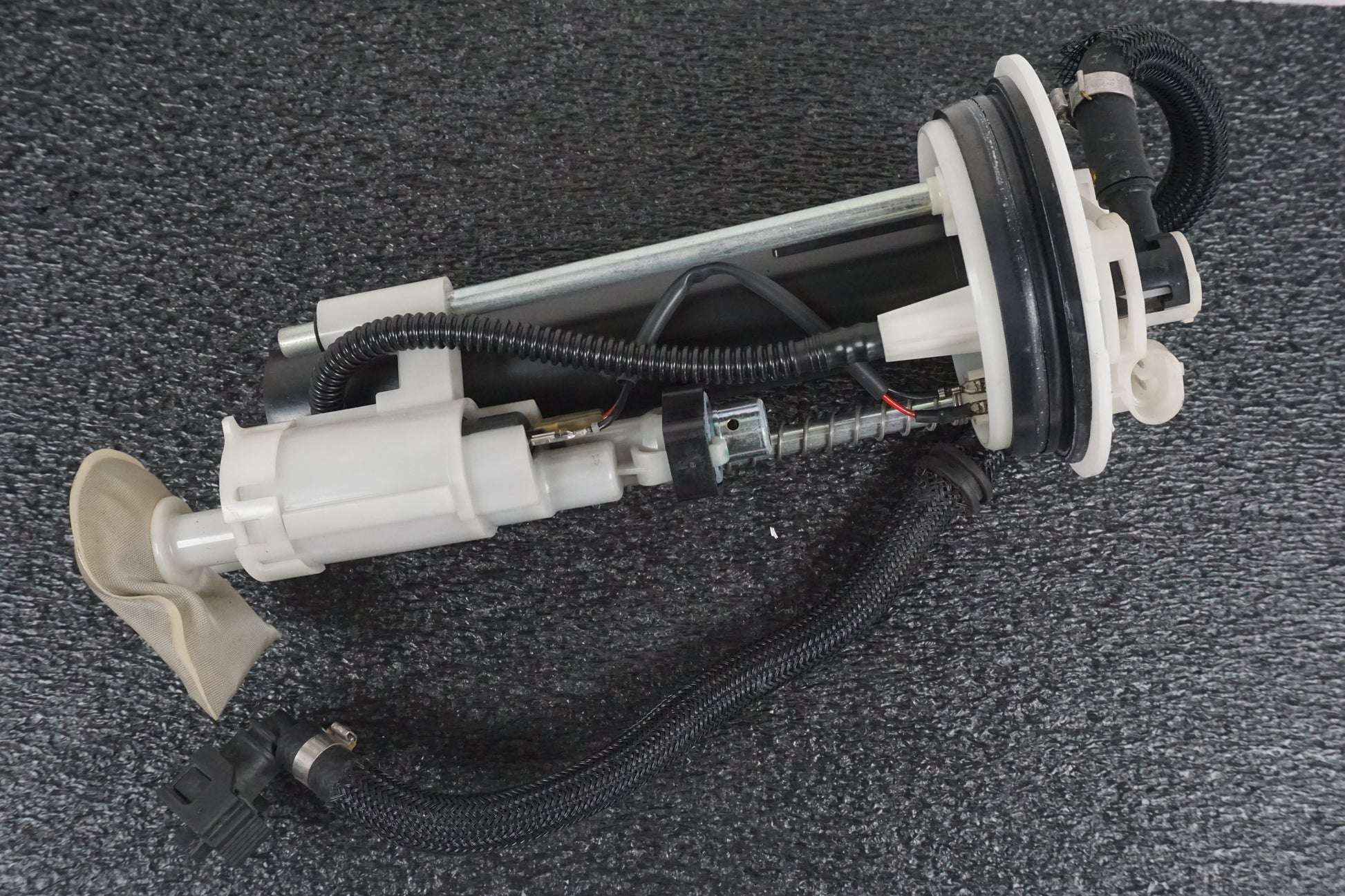 Baksidan på Bensinpump insprut från en Yamaha YZF-R 125 -2008 motorcykel.