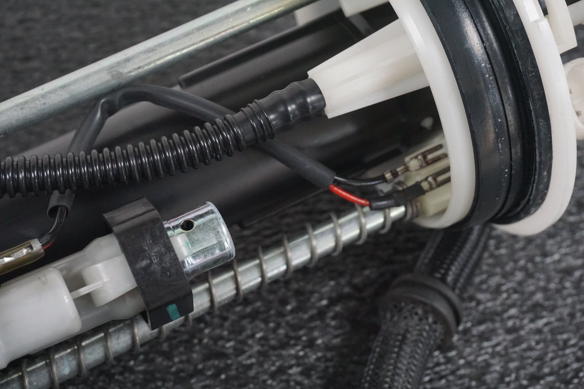 Höger sida på Bensinpump insprut från en Yamaha YZF-R 125 -2008 motorcykel.