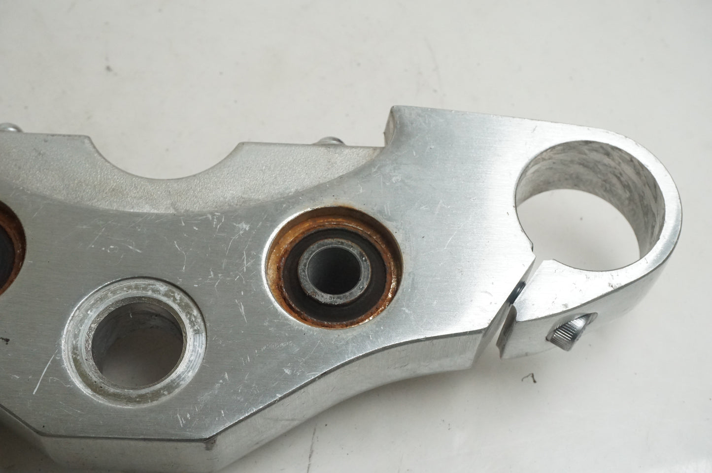 Höger sida på Gaffelkrona från en Yamaha XVS 1300 -2008 motorcykel.