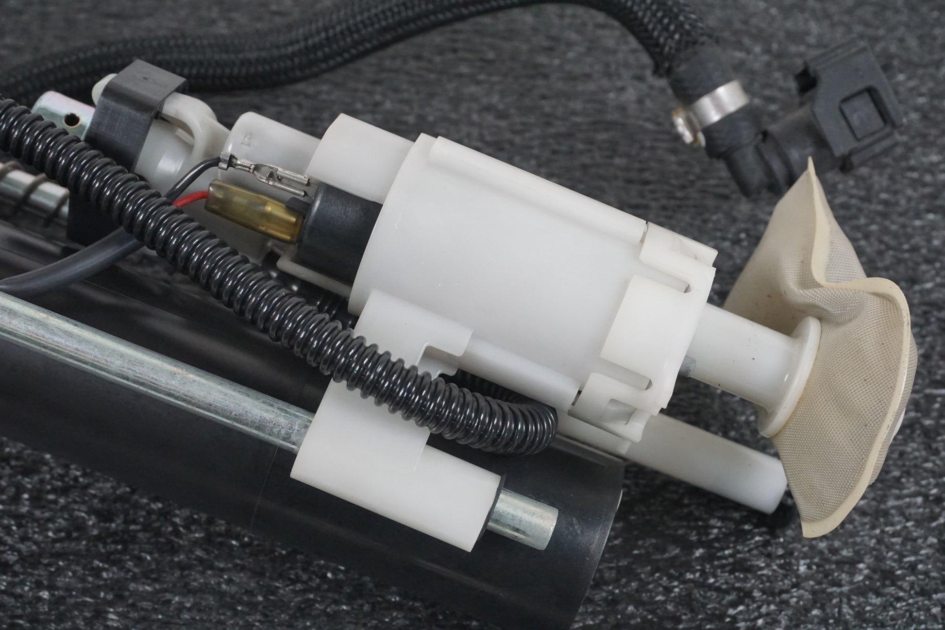 Vänster sida på Bensinpump insprut från en Yamaha YZF-R 125 -2008 motorcykel.