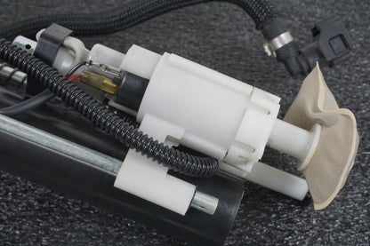 Vänster sida på Bensinpump insprut från en Yamaha YZF-R 125 -2008 motorcykel.