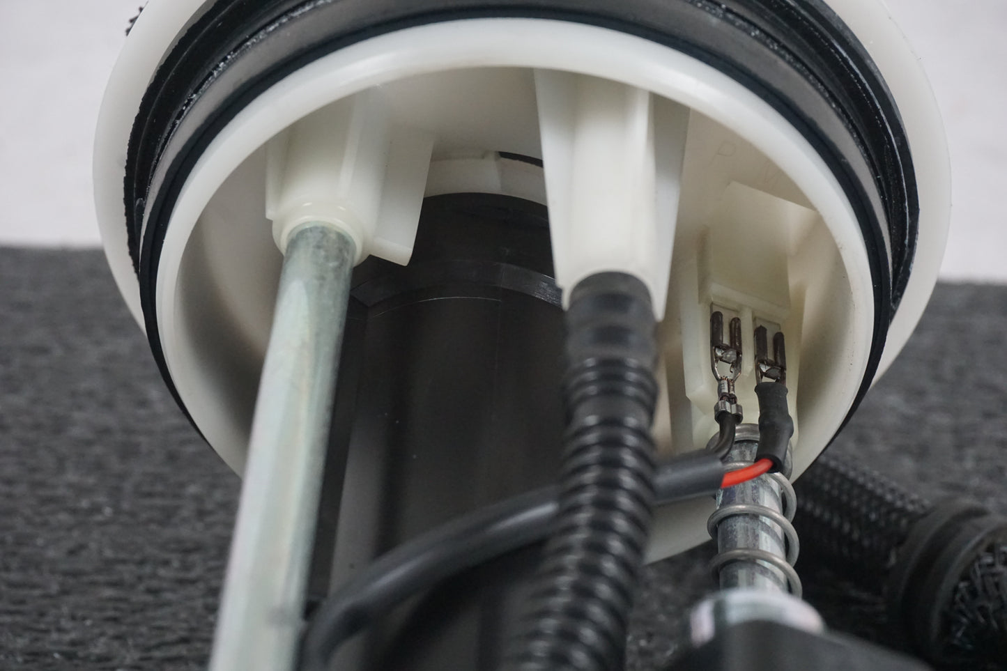 Snett uppifrån på Bensinpump insprut från en Yamaha YZF-R 125 -2008 motorcykel.