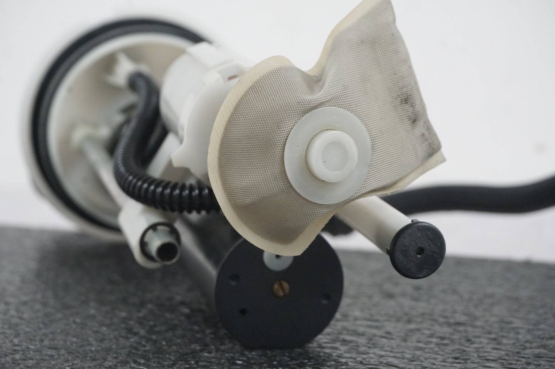 Snett nerifrån på Bensinpump insprut från en Yamaha YZF-R 125 -2008 motorcykel.