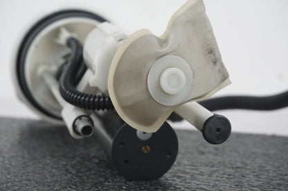 Snett nerifrån på Bensinpump insprut från en Yamaha YZF-R 125 -2008 motorcykel.