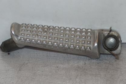 Framsidan på <p>Fotpinne vänster fram från Honda VFR 750 F 1988.</p>

<p>Okej skick.</p> motorcykel.