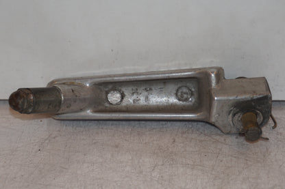 Baksidan på <p>Fotpinne vänster fram från Honda VFR 750 F 1988.</p>

<p>Okej skick.</p> motorcykel.