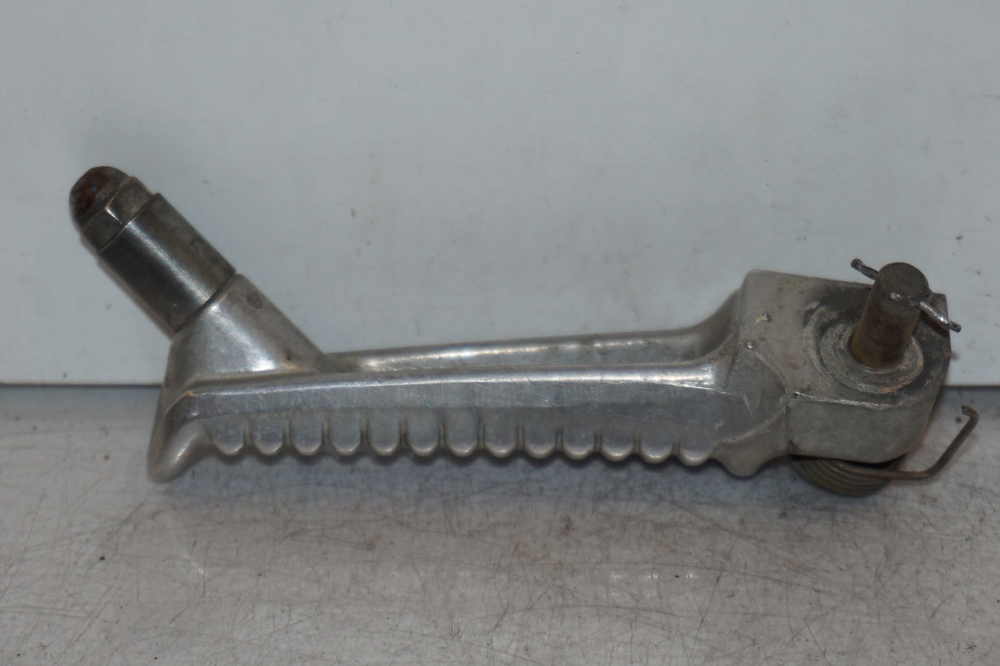 Höger sida på <p>Fotpinne vänster fram från Honda VFR 750 F 1988.</p>

<p>Okej skick.</p> motorcykel.