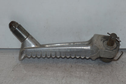 Höger sida på <p>Fotpinne vänster fram från Honda VFR 750 F 1988.</p>

<p>Okej skick.</p> motorcykel.