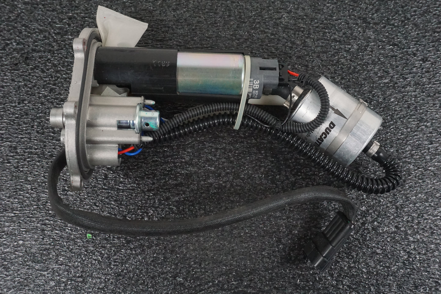 Framsidan på Bensinpump insprut från en Ducati Streetfighter 1098 -2010 motorcykel.