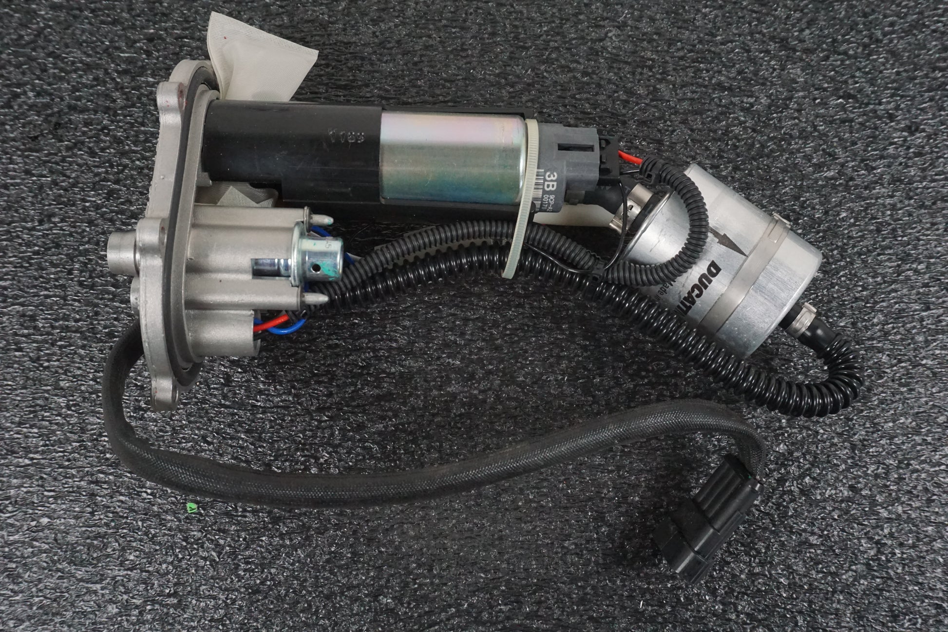 Framsidan på Bensinpump insprut från en Ducati Streetfighter 1098 -2010 motorcykel.