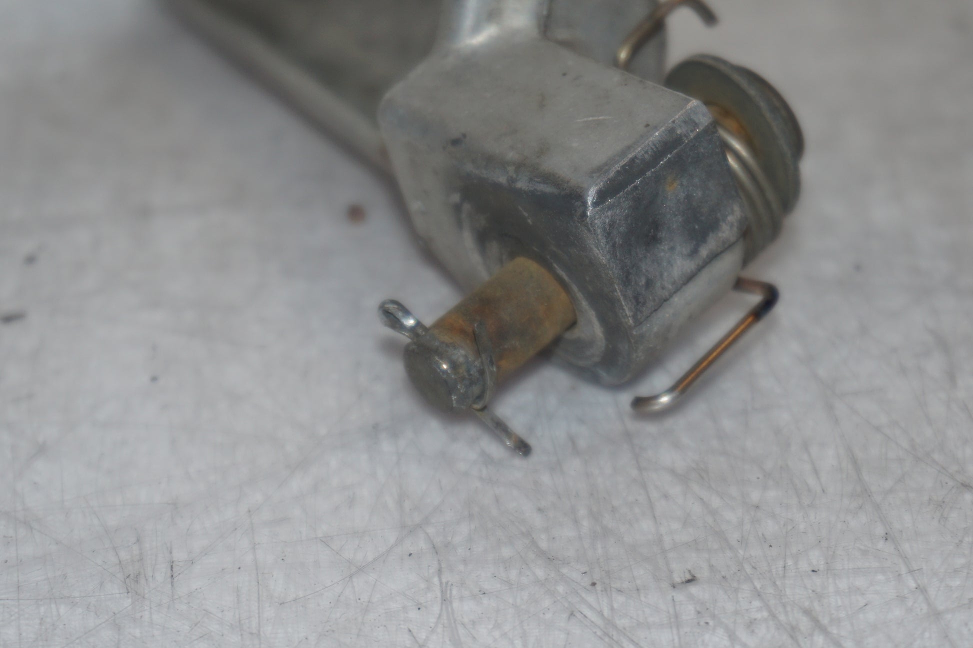 Snett nerifrån på <p>Fotpinne vänster fram från Honda VFR 750 F 1988.</p>

<p>Okej skick.</p> motorcykel.