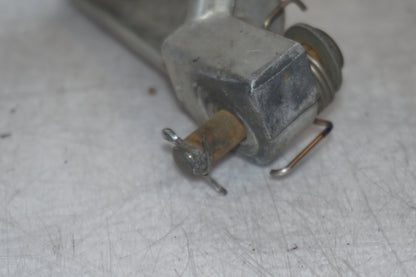 Snett nerifrån på <p>Fotpinne vänster fram från Honda VFR 750 F 1988.</p>

<p>Okej skick.</p> motorcykel.