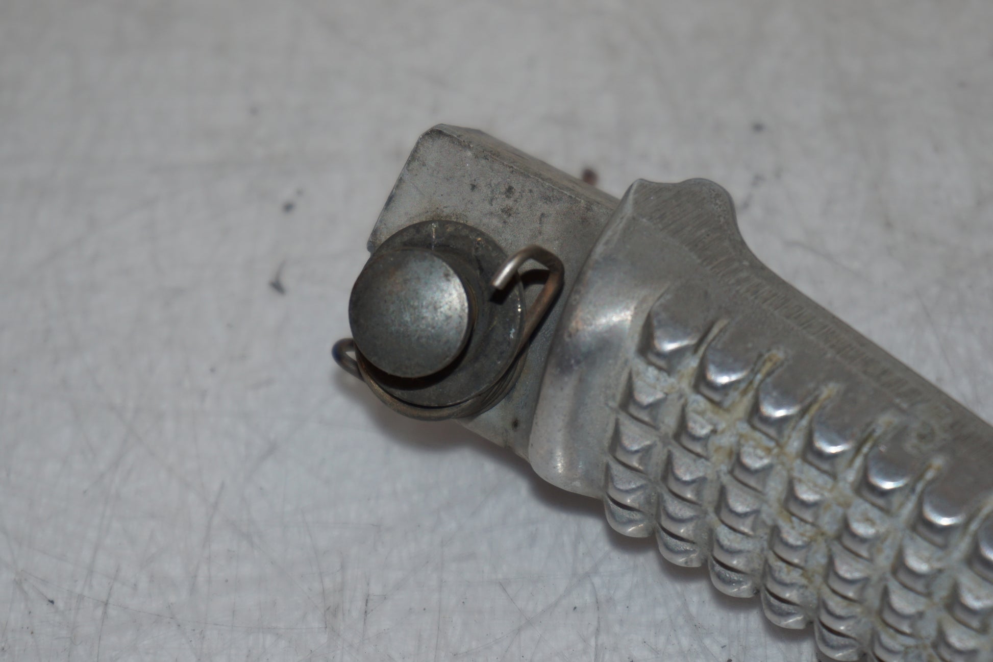 Extrabild1 på <p>Fotpinne vänster fram från Honda VFR 750 F 1988.</p>

<p>Okej skick.</p> motorcykel.