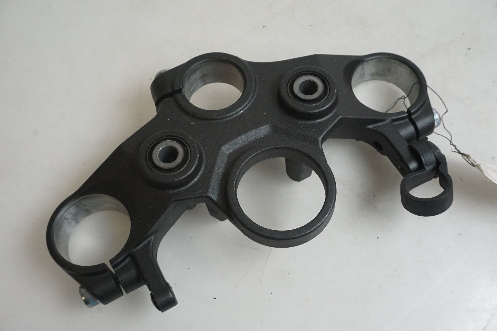 Framsidan på Gaffelkrona från en Yamaha MT-07 Tracer -2016 motorcykel.