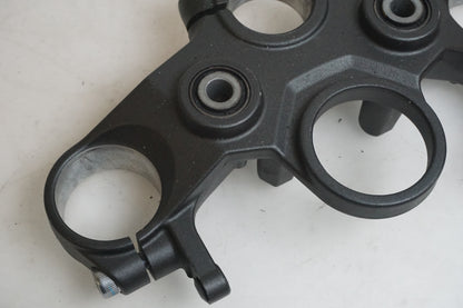 Baksidan på Gaffelkrona från en Yamaha MT-07 Tracer -2016 motorcykel.