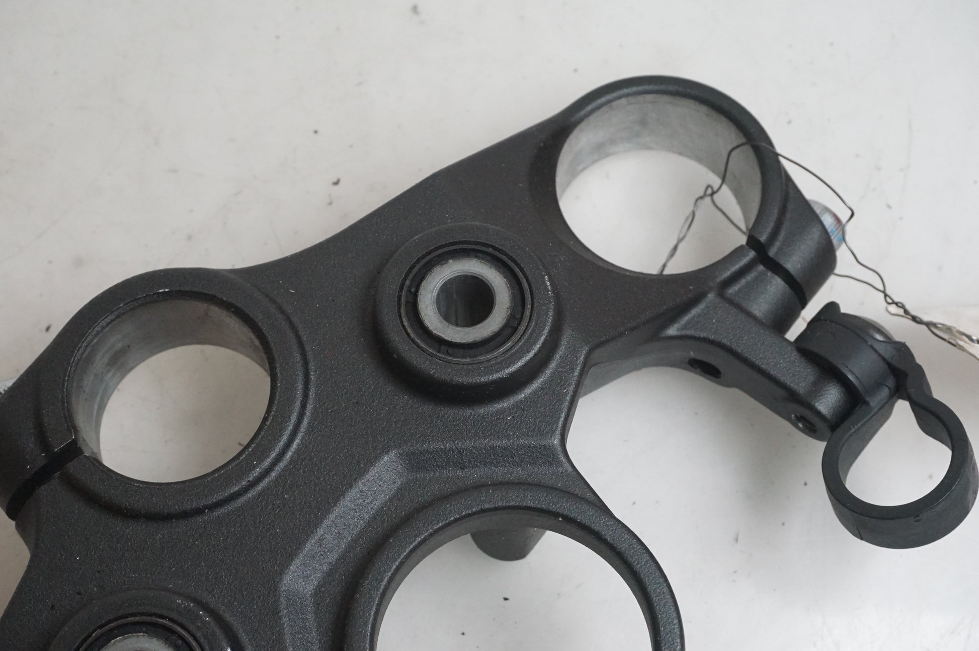 Höger sida på Gaffelkrona från en Yamaha MT-07 Tracer -2016 motorcykel.