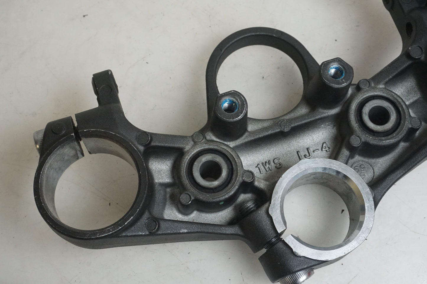 Vänster sida på Gaffelkrona från en Yamaha MT-07 Tracer -2016 motorcykel.