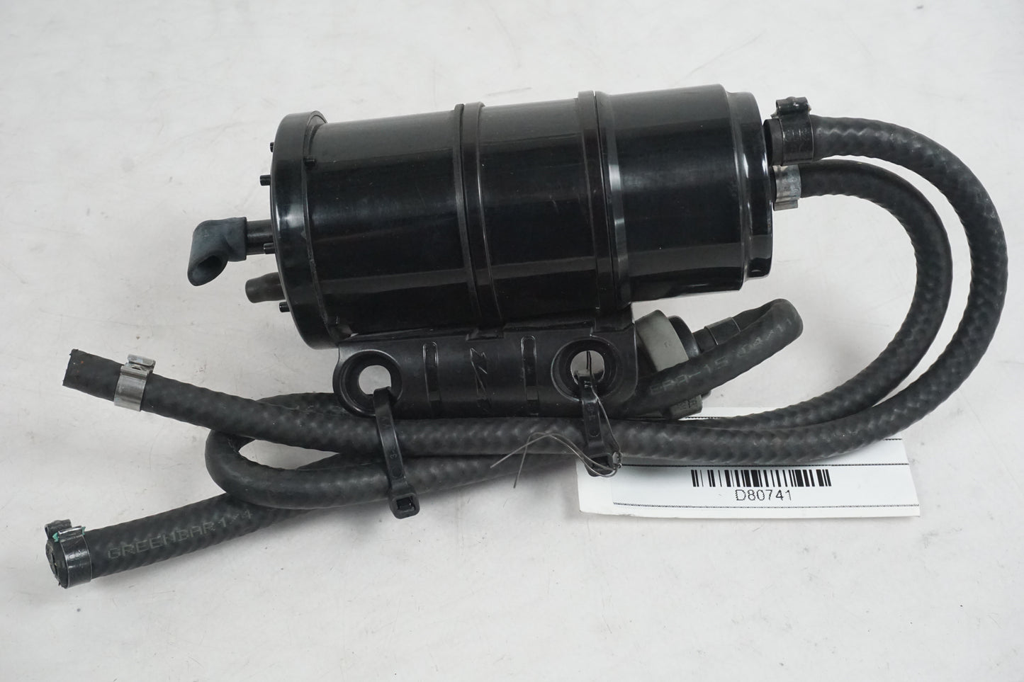 Baksidan på Bensintanksavluftare från en Aprilia Tuono V4R -2018 motorcykel.