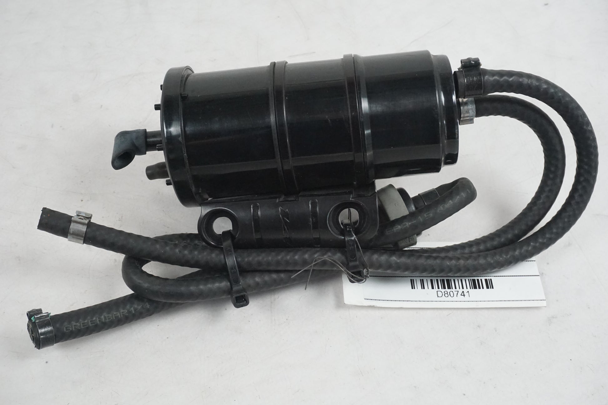 Baksidan på Bensintanksavluftare från en Aprilia Tuono V4R -2018 motorcykel.