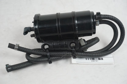 Baksidan på Bensintanksavluftare från en Aprilia Tuono V4R -2018 motorcykel.